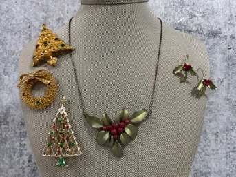 069 Lot Of 5 Vintage Christmas Jewelry, Holly Necklace And Matching Earrings, Two Tree Brooches, Wreath