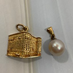 007 14k Gold The Olympic Hotel Seattle Pendant And 18k Gold Pearl Necklace Pendant