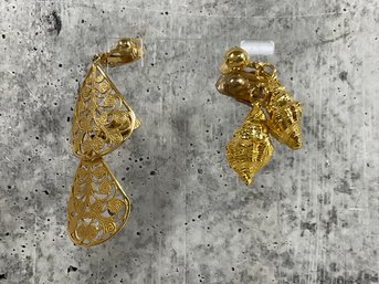 115 Lot Of 2 Vintage Gold Tone Clip On Earrings, Filigree Swirl Teardrop Earrings, Conch Shell Earrings