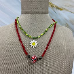074 Lot Of Two Red And Green Beaded Necklaces With Daisy And Art Bead