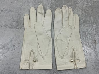 154 Vintage Caresskin By Superb White Leather Wrist Gloves