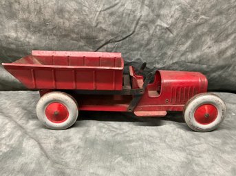 137 1920s Structo Pressed Steel Red Dump Truck Model