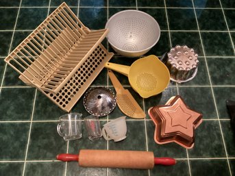 Vintage Kitchen Incl. Tupperware, Pyrex