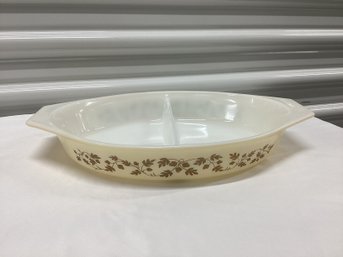 Pyrex 1 1/2 Qt Divided Gold Acorn Dish