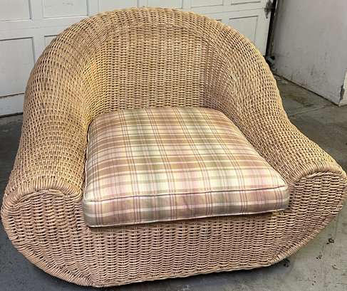 OVERSIZED AND COMFORTABLE WICKER CHAIR WITH SLEEK MODERN APPEAL