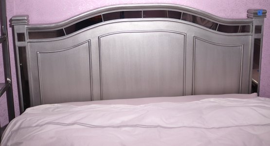 Full Size Mirrored Headboard Includes Duvet, Sheets And Pillows
