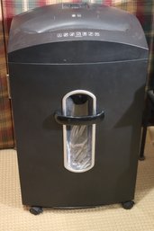 Staples - SPL- S302D Paper Shredder