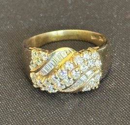 14K YG MODERN STYLE DIAMOND RING - SIZE 10