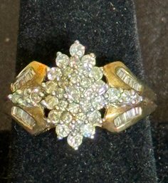 10K YG SNOWFLAKE INSPIRED DIAMOND COCKTAIL RING WITH DIAMOND BAGUETTE SIDE ACCENTS - SIZE 10