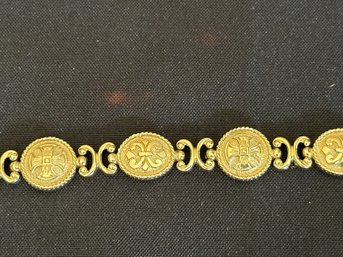 14K YG 7 INCH BRACELET DEPICTING CELTIC CROSS AND FLEUR DE LIS MOTIF, SIGNED AE ROMAN