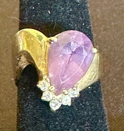 14K YG MODERN STYLE DIAMOND AND PEAR SHAPED AMETHYST CENTER STONE RING - SIZE 6