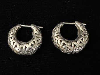 STERLING SILVER LOVELY PAIR OF PIERCED FLOWER DESIGN EARRINGS - SIGNED B