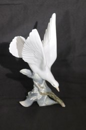 Lladro Turtle Dove Collectable Figurine In Shiny Glazed Finish.