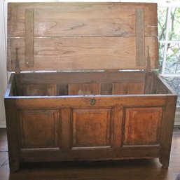 Charming Antique Rustic Oak Paneled Coffer/trunk Well-made Pegged Wood With A Plank Top, Great For Winter Stor