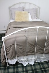 Full Size White Metal Headboard And Footboard With Beautyrest Mattress And Bedding.