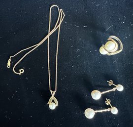 14K YG COMPLETE PEARL ENSEMBLE 15.5 INCH FINE NECKLACE W PEARL PENDANT, COCKTAIL RING SIZE 4.75 AND EARRINGS