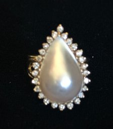 14K YG LOVELY TEARDROP PEARL CABOCHON RING SURROUNDED BY LIVELY DIAMONDS - SIZE 7