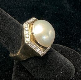 14K YG HEXAGONAL DIAMOND AND MOBE PEARL RING DESIGNED BY MILDRED SAVITT - SIZE 7