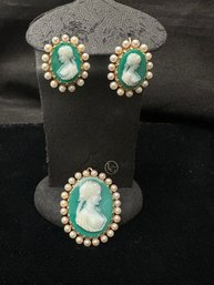 14K YG UNUSUAL VINTAGE GREEN CAMEO PENDANT / PIN PLUS MATCHING PAIR OF EARRINGS WITH PEARL GARNISHMENTS