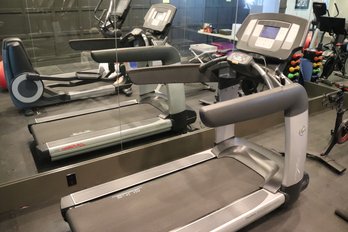 Life Fitness 95T Inclining Treadmill With Flex Deck Shock Absorption System Working Condition