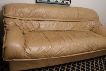 Stylish Vintage Leather Sofa In A Camel/Sandy Tone