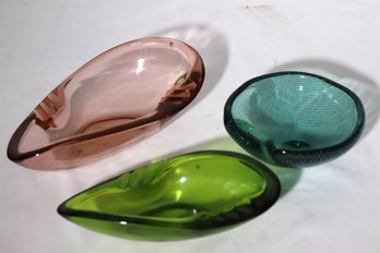 Cool Vintage Collection Of Glass Ashtrays Ranging In Size