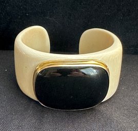 14K YG BONE CUFF BRACELET WITH ONYX CENTERPIECE FRAMED IN 14K YG