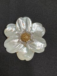 18K YG BEAUTIFUL FLOWER BROOCH / PENDANT WITH MOP LOOK AND DIAMOND ACCENT STONES