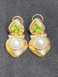 14K YG DOUBLE HEART PAIR OF HINGED EARRINGS WITH MOBE PEARLS, GREEN CITRINE STONES AN GARNET ACCENTS - SIGNED