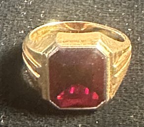 14K YG LARGE FACETED GARNET RING - MENS - SIZE 11.5