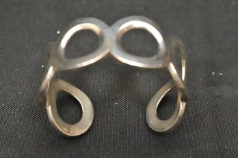 STERLING SILVER HEAVY OPEN CIRCULAR DESIGN BRACELET - SIZE 6 INCHES