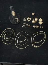 14K YG MIXED JEWELRY LOT CONTAINS NECKLACES, RINGS, HEART PENDANT AND MORE - MOSTLY CLEAN