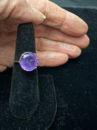 14K YG LARGE FACETED AMETHYST COCKTAIL RING - SIZE 6