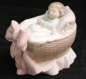 A New Treasure Lladro 6977 Porcelain Figurine Handmade In Spain Of A Sleeping Child In Bassinet