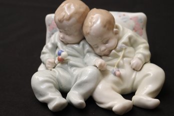 Little Dreamers Lladro Fine Porcelain 5772 Figurine Of 2 Babies Snuggling