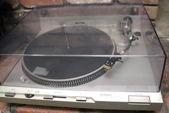 Vintage Technics Turntable Direct Drive Automatic SL -D5. Working