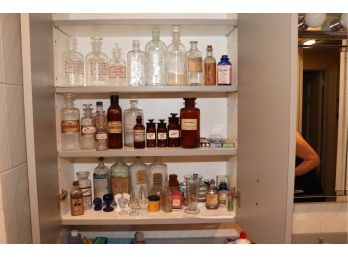 AMAZING COLLECTION OF ANTIQUE APOTHECARY BOTTLES, EYE CUPS & ASSORTED MEDICINAL ITEMS