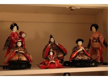 COLLECTIBLE PORCELAIN ASIAN DOLLS IN TRADITIONAL OUTFITS INCLUDES A VARIETY OF WOMEN IN CEREMONIAL DRESSES