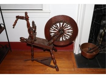 WONDERFUL VINTAGE SPINNING WHEEL WITH FOOT PEDAL