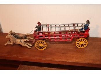 VINTAGE CAST IRON HORSE DRAWN FIRE TRUCK WITH FIREMEN AND LADDERS MEASURES 15 L