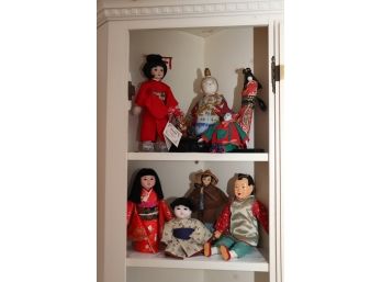 MIXED LOT OF COLLECTIBLE ASIAN DOLLS IN TRADITIONAL OUTFITS INCLUDES ASSORTED PORCELAIN DOLLS