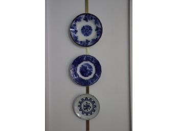 GROUP OF 3 VINTAGE BLUE AND WHITE PORCELAIN PLATES WITH BRASS WALL HANGER