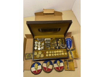 Vintage Swank Valet Case With Lot Of Assorted Pins, Patches And Buttons