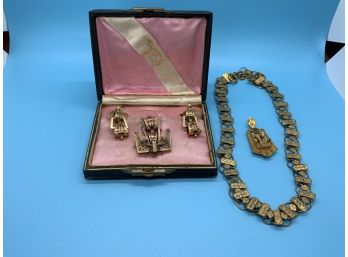 Vintage Lot Of Womens Gold Colored Jewelry