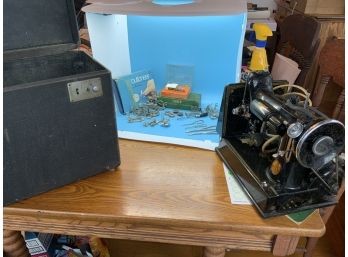 Singer Sewing Machine With Case And Accessories