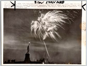 1959 New York City Fireworks Over Statue Of Liberty Wire Photo