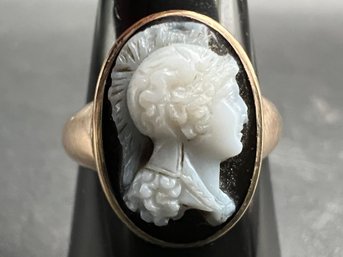 10KT Yellow Gold Roman Soldier Cameo Onyx Ring Size 7 Weighs 4.4 Grams