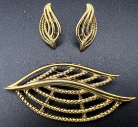 Vintage Costume Signed Trifari Gold Tone Leaf Brooch And Earrings Set