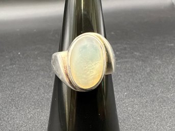 Sterling Silver .925 And Mother Of Pearl Ring Size 7.5 Weighs .17 TOZ