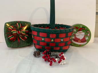 Holiday Basket W/Tins (3)